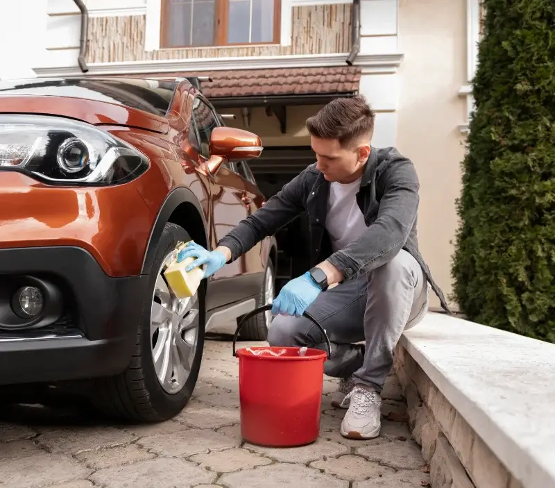 Lavage auto à domicile Tréjouls : professionnel intervenant sur un véhicule